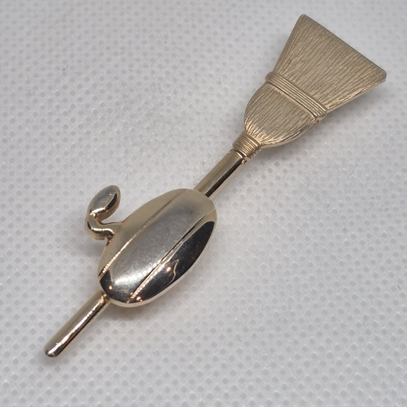 VINTAGE Curling Rock And Broom Gold Tone Brooch - Picture 10 of 16